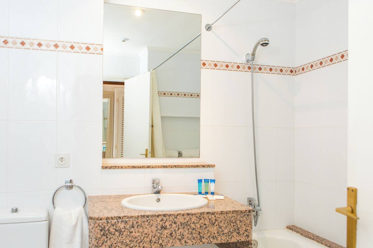 bathtub, deep-soaking bathtub, free toiletries, hair dryer