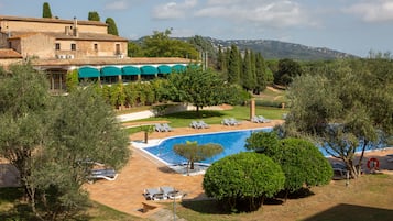 Piscine extérieure, chaises longues