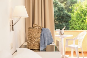 Escritorio, wifi gratis, ropa de cama