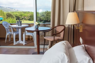 Escritorio, wifi gratis y ropa de cama