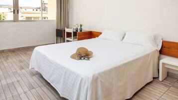 Escritorio, wifi gratis, ropa de cama