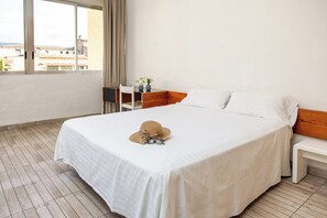 Skrivebord, wi-fi (inkludert) og sengetøy