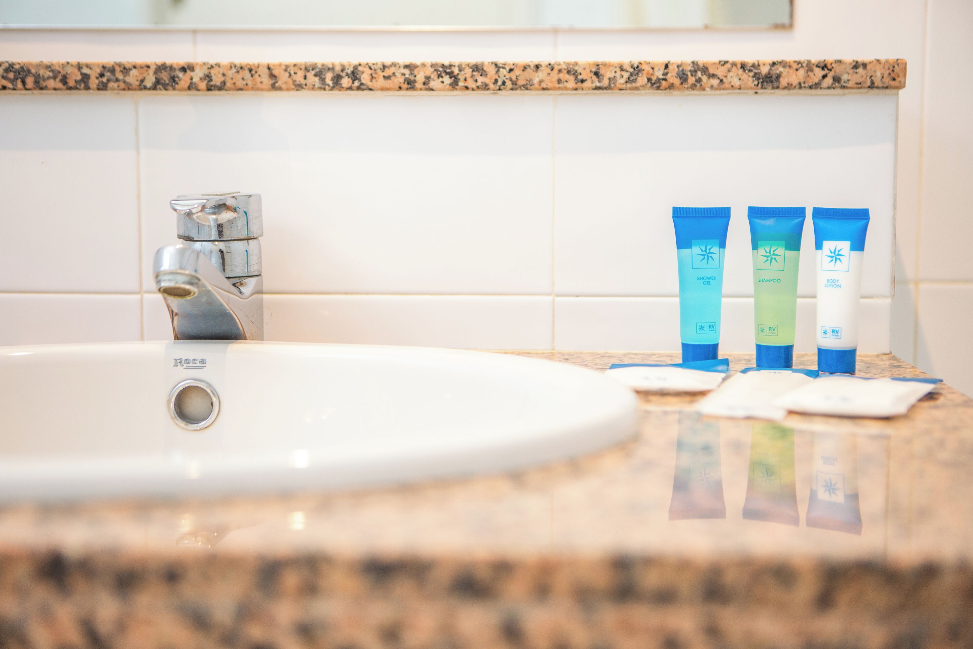 bathtub, deep-soaking bathtub, free toiletries, hair dryer