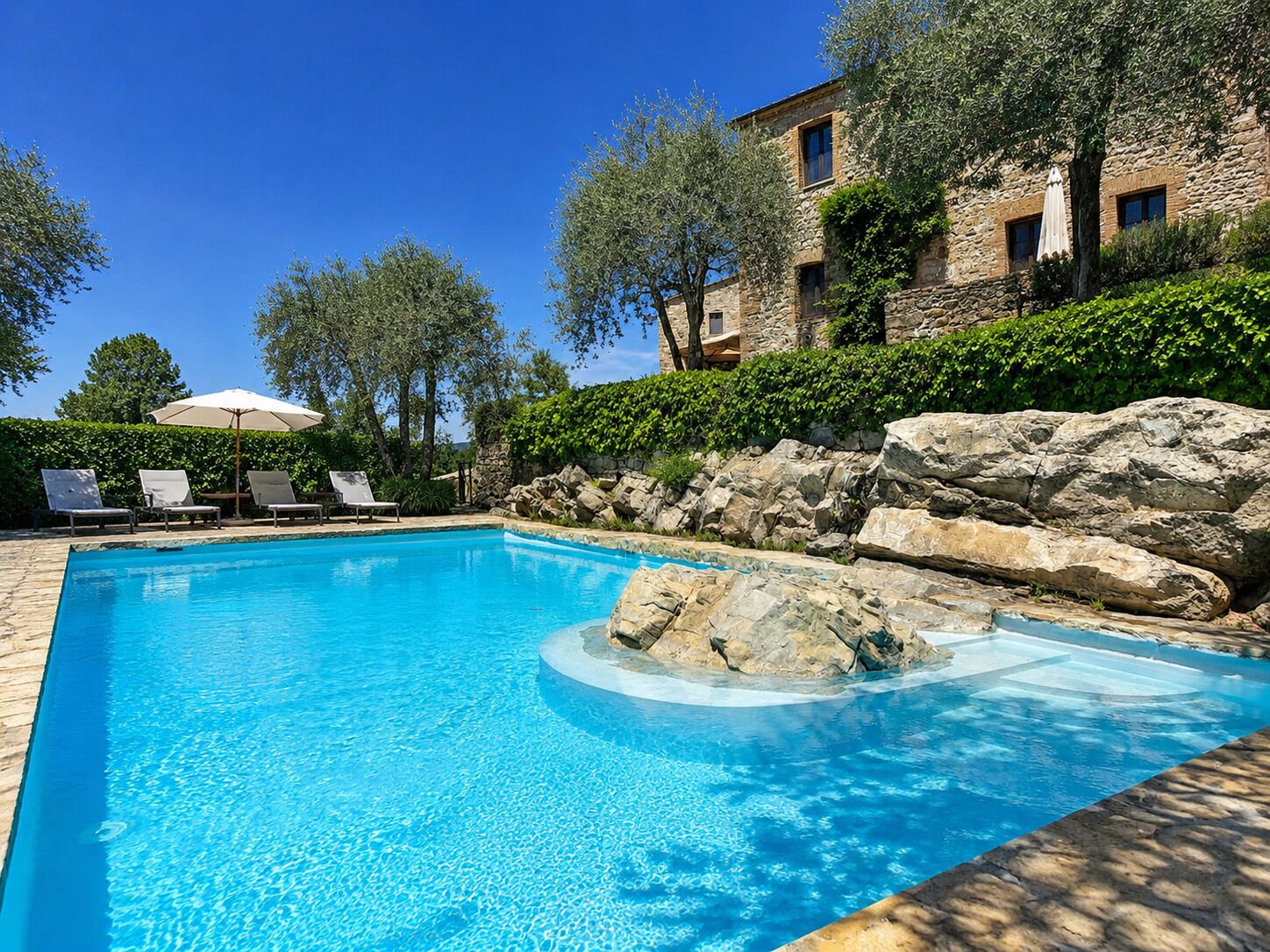 Piscina all'aperto, con ingresso dalle 08:00 alle 20:00, lettini