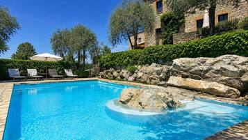 Piscina all'aperto, con ingresso dalle 08:00 alle 20:00, lettini