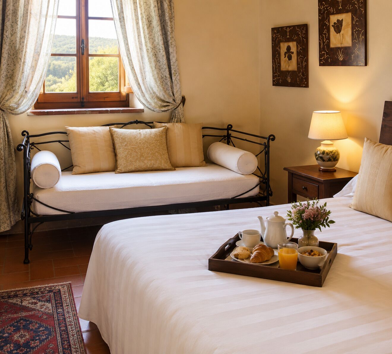 Une chambre à coucher avec un lit, une table de chevet avec une lampe et une fenêtre avec des rideaux.