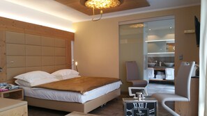 小型套房, 阳台 (Deluxe) | 埃及棉床单、高档床上用品、羽绒被、Select Comfort 床