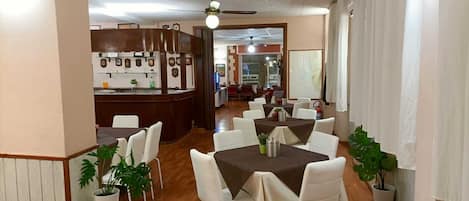 Daily continental breakfast (EUR 5.00 per person)