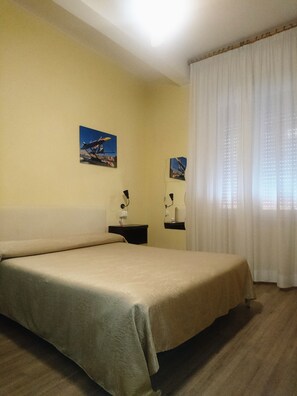 Minibar, in-room safe, desk, soundproofing - Giappone Inn Hotel (Livorno)