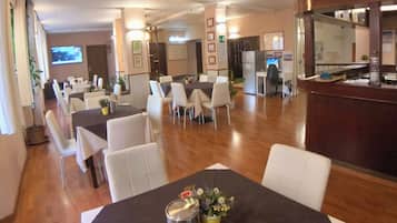 Desayuno continental diario (EUR 5.00 por persona)
