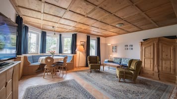 Departamento de lujo, 1 habitación, balcón, vista a la montaña (Included: Cleaning Fee 85 EUR) | Área de sala de estar | Televisión