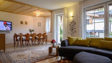 Vila superluxo, 4 quartos, sacada, vista para a montanha (Included: Cleaning Fee 280.00 EUR) | Área de estar | TV