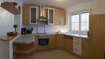 Luxury-Villa, 4 Schlafzimmer, Balkon, Bergblick (Inkl. Endreinigungsgebühr 280,00 EUR) | Eigene Küche | Großer Kühlschrank, Mikrowelle, Herdplatte, Geschirrspüler