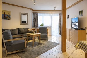 家庭公寓, 2 間臥室, 陽台, 山景 (Included: Cleaning Fee 90.00 EUR) | 起居區 | 電視