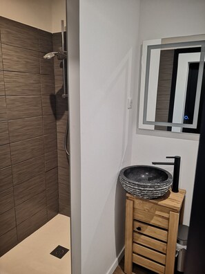 Standard Double Room, 1st floor, Rhône river side | Bathroom