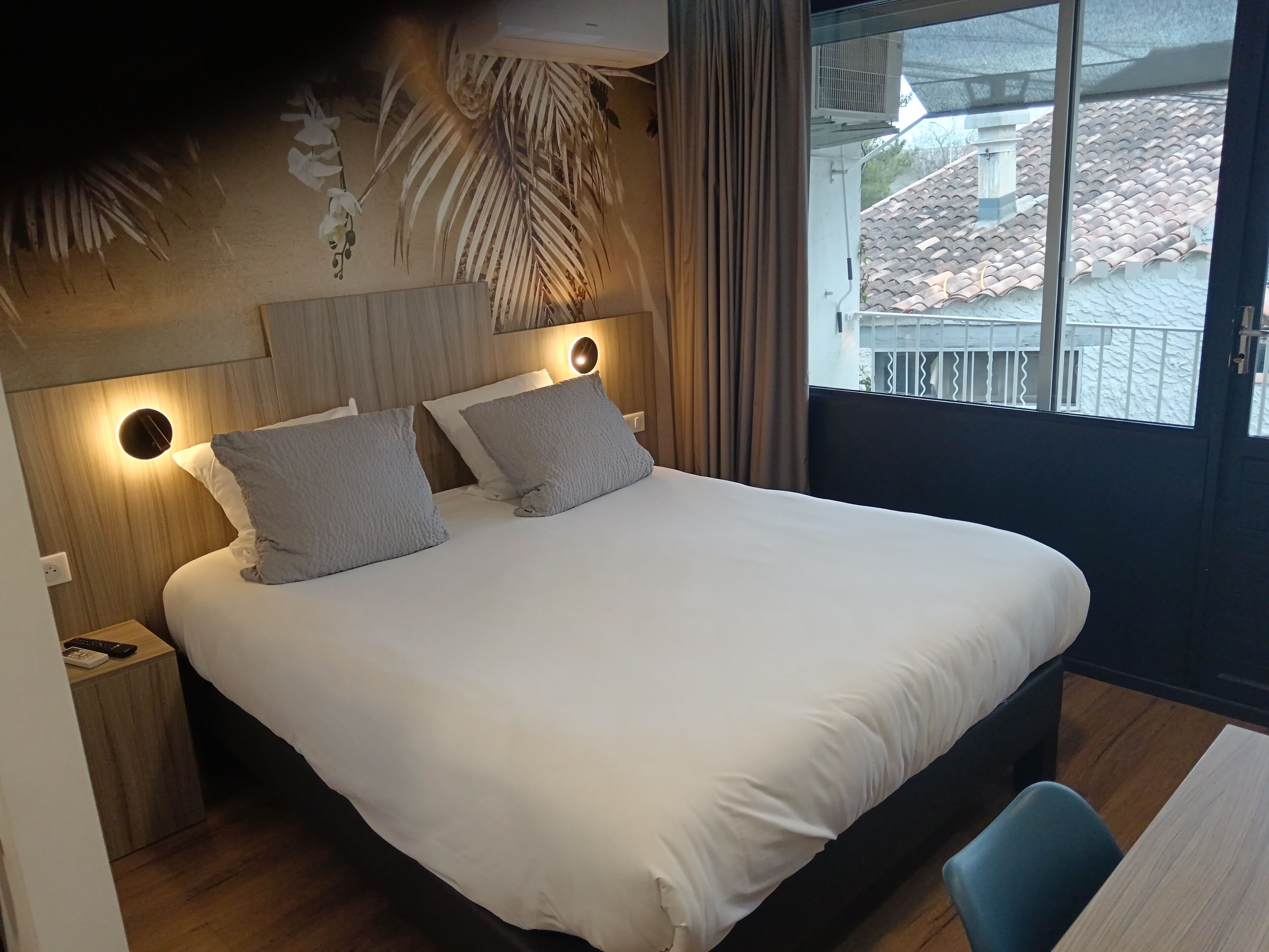 standard double room, 1st floor, rhône river side | 1 bedroom, free wifi, bed sheets