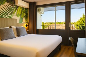 Comfort Room, 1 Queen Bed, Balcony, River View