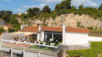 Vista frontal de la propiedad