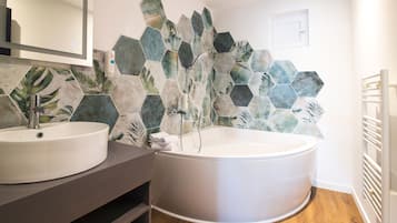 Quarto luxo, 1 cama Queen e sofá-cama, sacada, vista para o rio | Banheiro | Produtos de toalete grátis, secador de cabelo, toalhas de banho