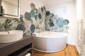 Habitación Deluxe, 1 cama Queen size y sofá cama, balcón, vista al río | Baño | Amenidades de baño gratuitas, secadora de cabello, toallas 