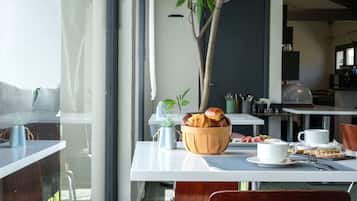 Petit déjeuner continental (12 EUR par personne)