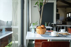 Desayuno continental diario (EUR 12 por persona)