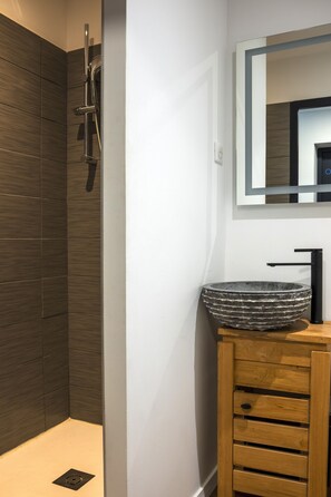 Comfort Room, 1 Queen Bed, Balcony, River View | Free WiFi, bed sheets - Cit'Hôtel Oasis d'Avignon (Villeneuve-les-Avignon)