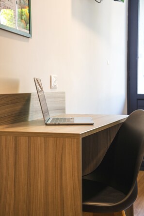 Comfort Room, 1 Queen Bed, Balcony, River View | Free WiFi, bed sheets - Cit'Hôtel Oasis d'Avignon (Villeneuve-les-Avignon)