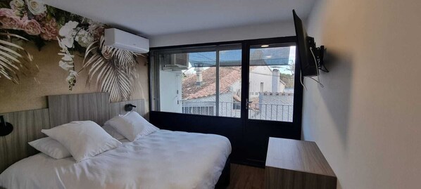 Standard Double Room, 1st floor, Rhône river side