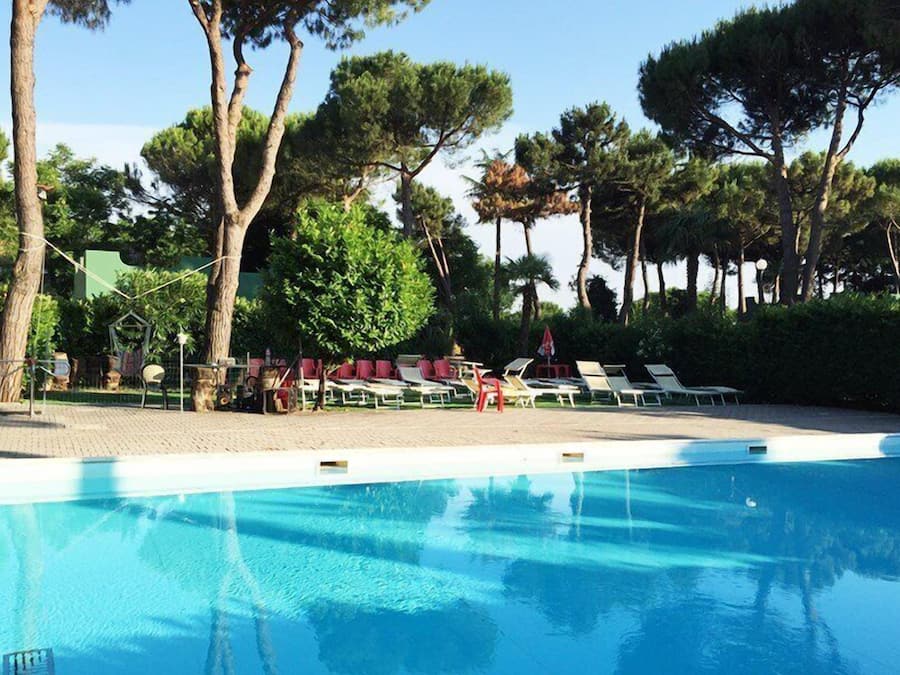 Een seizoensgebonden buitenzwembad