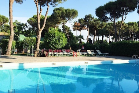 Una piscina al aire libre de temporada