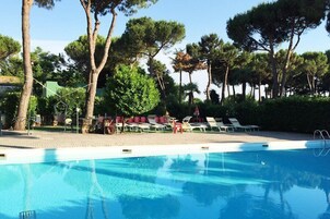 Una piscina al aire libre de temporada