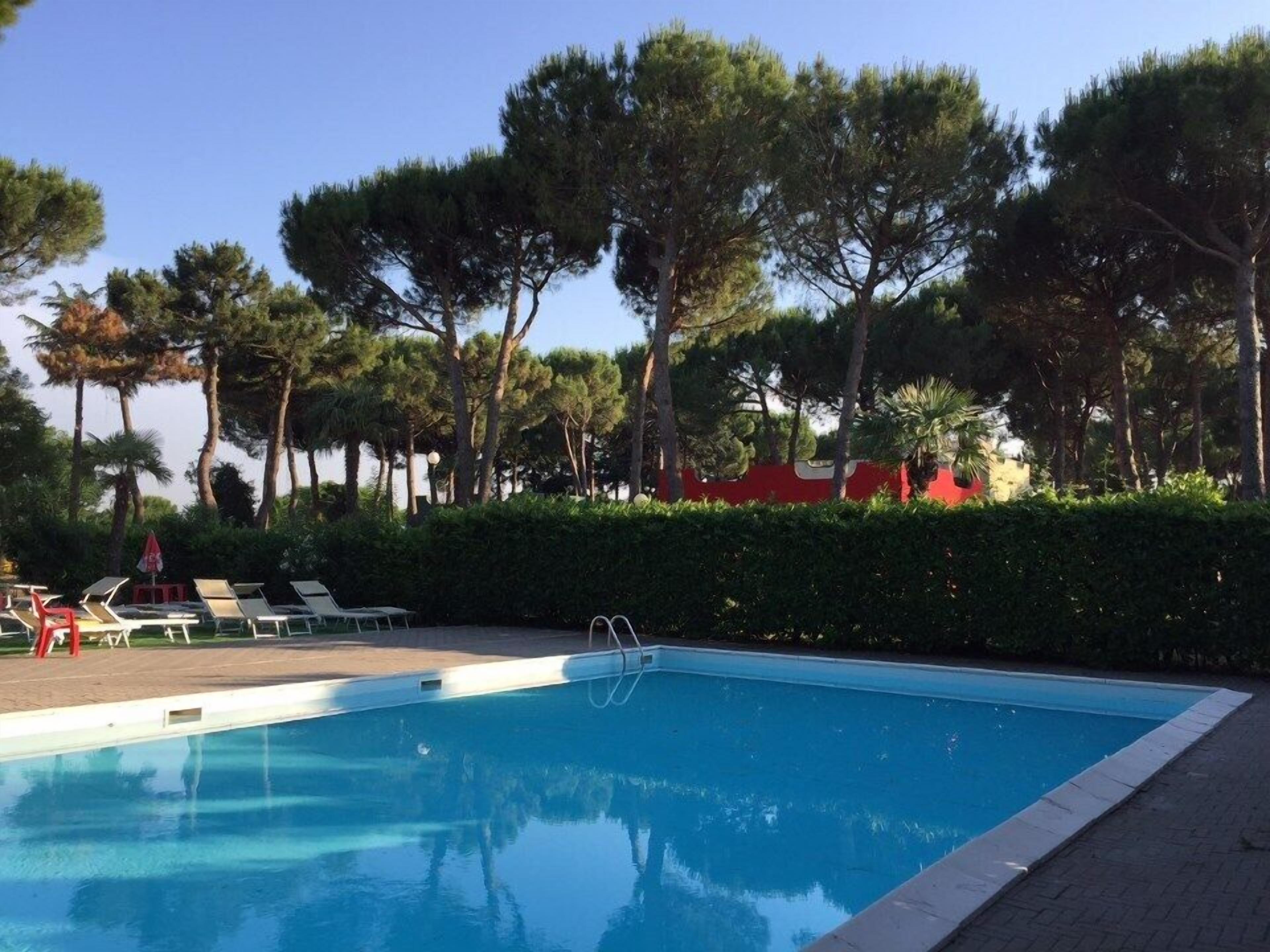 시즌별로 운영되는 야외 수영장