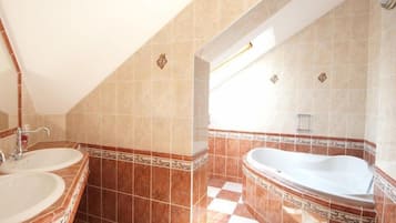Articles de toilette gratuits, sèche-cheveux, serviettes fournies