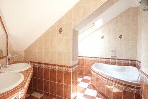 Free toiletries, hair dryer, towels - Hotel Bohemia (Frantiskovy Lazne)