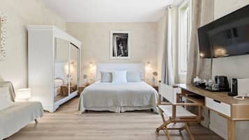 Desk, soundproofing, iron/ironing board, free WiFi