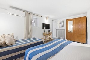 Comfort Triple Room | Desk, soundproofing, iron/ironing board, free WiFi