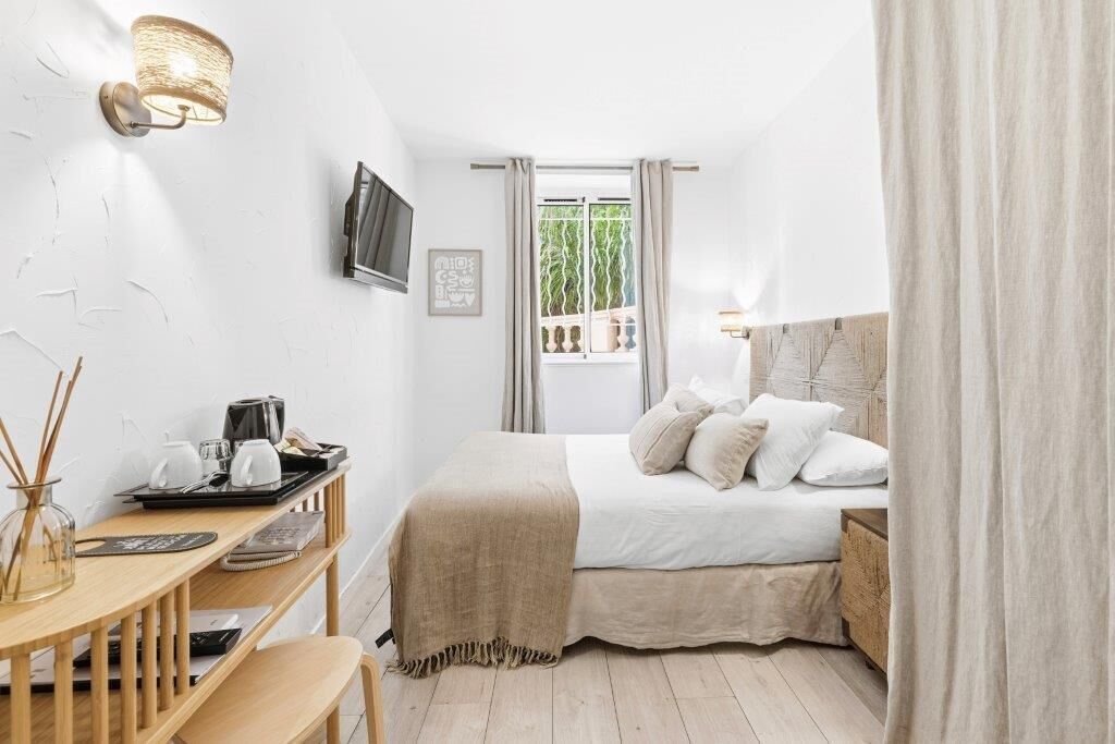 Classic Double Room (Small) | Desk, soundproofing, iron/ironing board, free WiFi