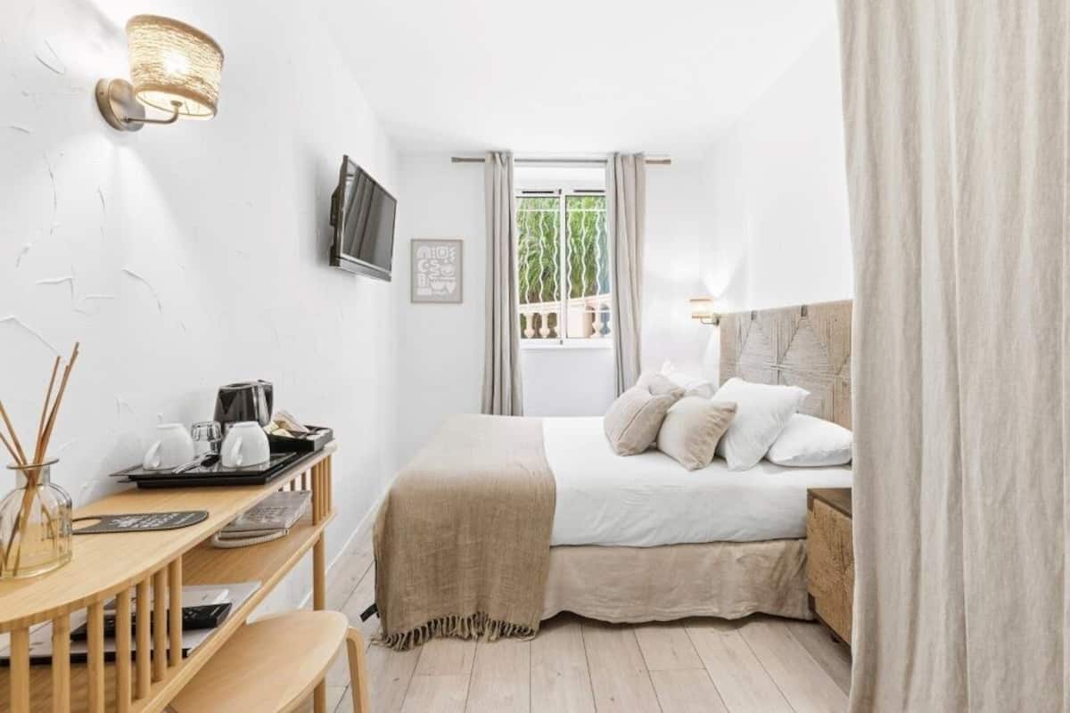 Petite Chambre Double Classique | Bureau, chambres insonorisées, fer et planche à repasser, Wi-Fi gratuit