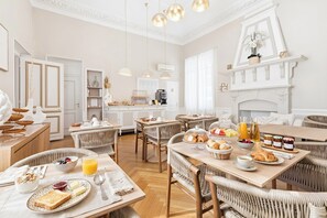 Daily buffet breakfast for a fee - Villa Claudia Hotel Cannes Centre - Parking (Cannes)