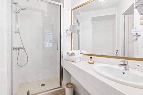 Classic Double Room (Small) | Bathroom | Hair dryer, towels