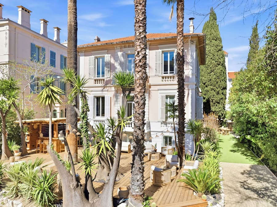 Vista frontal de la propiedad