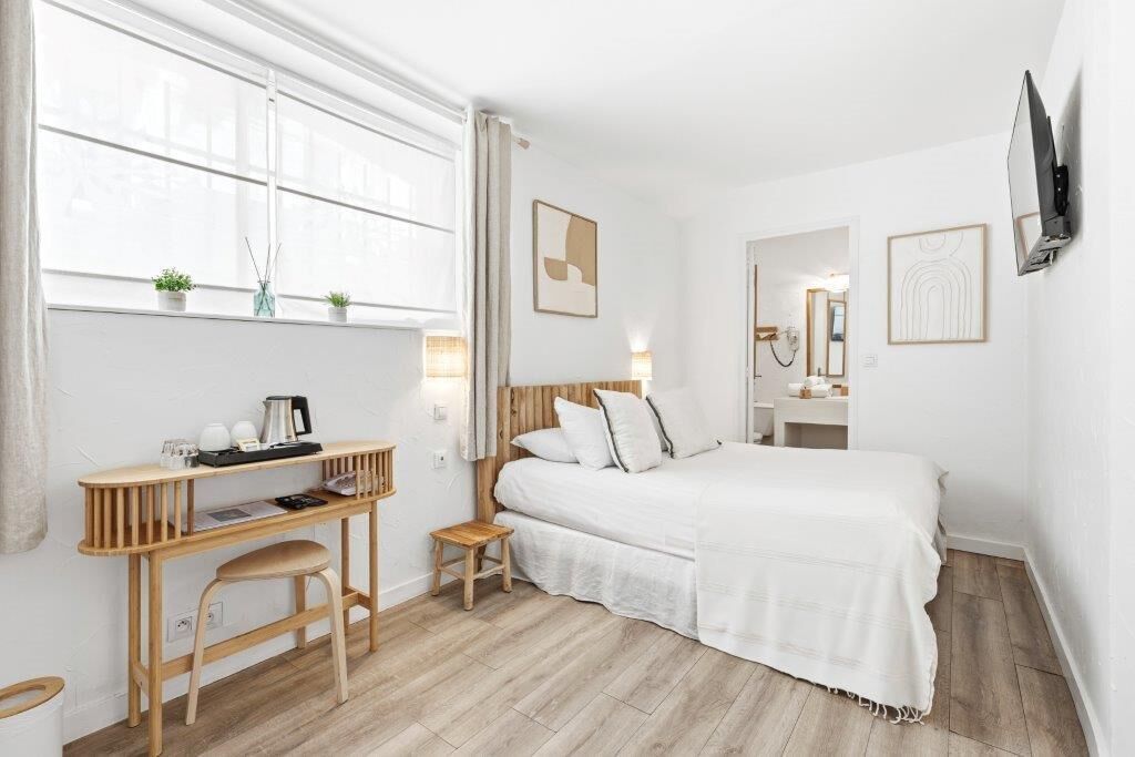 Bureau, chambres insonorisées, fer et planche à repasser, Wi-Fi gratuit