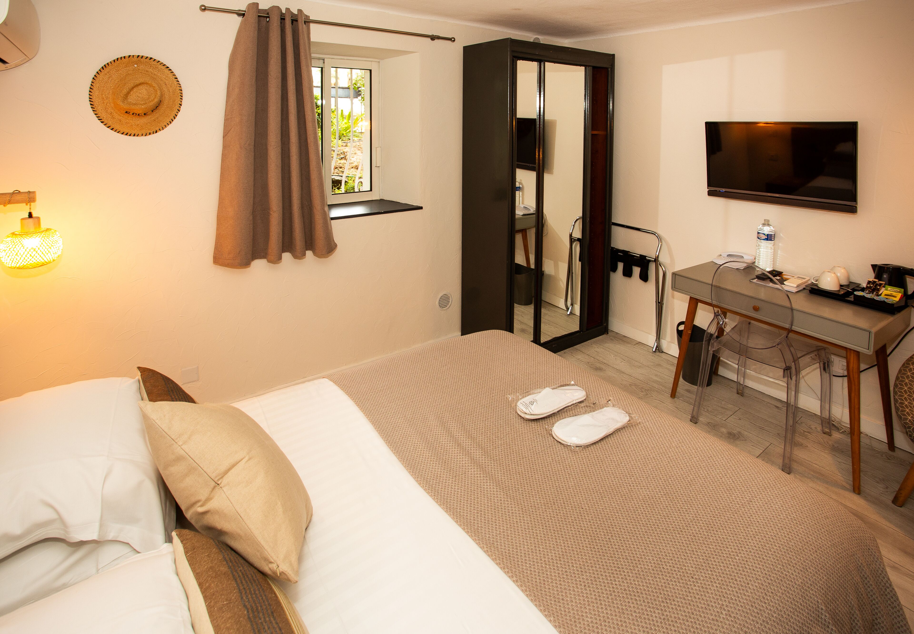 classic double room (small) | 1 bedroom, desk, soundproofing, iron/ironing board