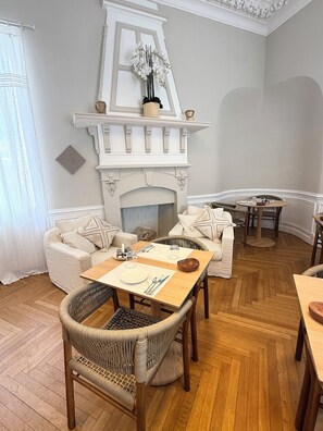 Desayuno buffet diario (EUR 18 por persona)