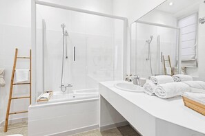 Suite junior | Baño | Secadora de cabello y toallas 