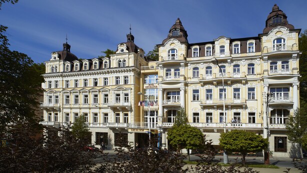 A historic building with multiple balconies and a prominent entrance labeled "Hotel Excelsior." - Hotel Excelsior (Marianske Lazne)