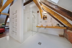 Suite | Badkamer | Gratis toiletartikelen, een haardroger, handdoeken