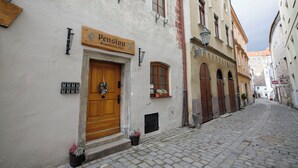 Calle adoquinada con un edificio que dice 