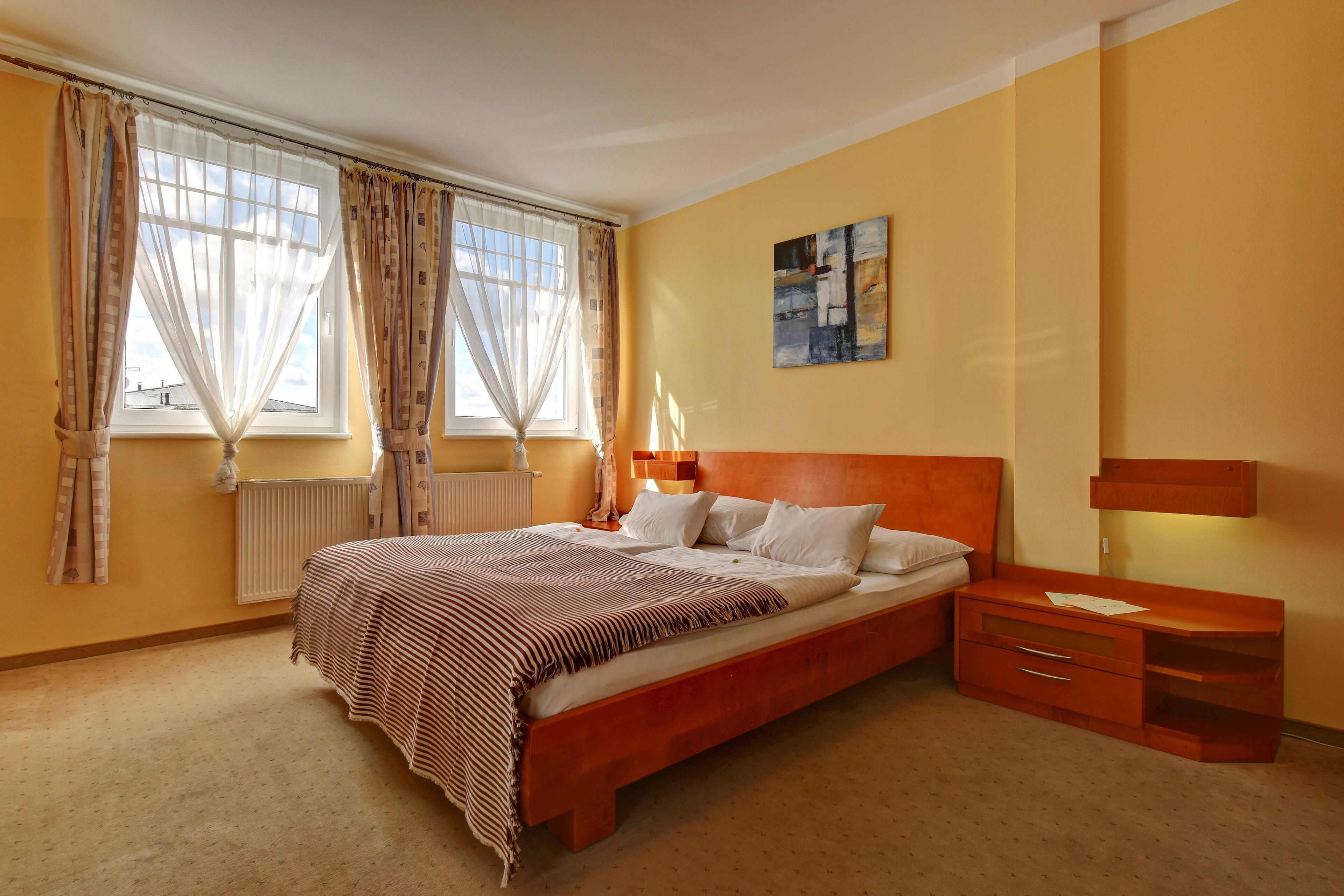 Caja de seguridad en la habitación y espacio para trabajar con laptop 